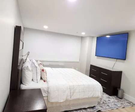 Charming Penthouse of 2-bedroom apartment in Towson with AC, fitness room, WiFi