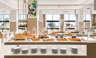 Hotel Ariane - Beachfront, Breakfast XXL & Sea View