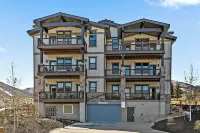 New 3-bedroom condo 2 minutes from ski gondola
