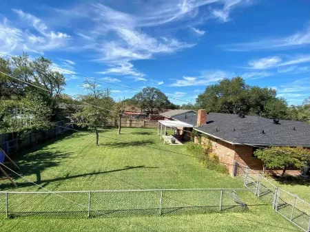 Charming Three Bedroom ~ 5 Mins to A&M ~ Quiet Neighborhood