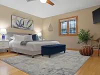 LakeMonona Waterfront + PrivateDock + FencedYard + HotTub + GameRoom + Evcharger Hotels in Monona