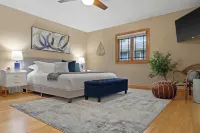 Lake Monona Waterfront + HOT TUB + Game Room