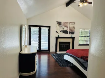 Spacious 4-bedroom house in lovely Bakersfield country club area with pool Harmony Ca 주변 호텔