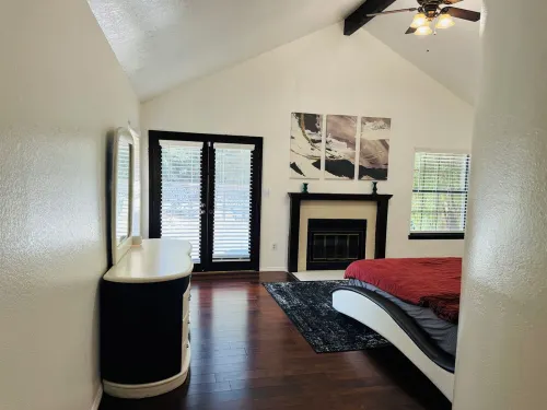 Spacious 4-bedroom house in lovely Bakersfield country club area with pool