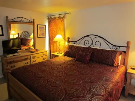 Family friendly, 4BR condo. Walking distance to slopes, hot tub & town shuttle!