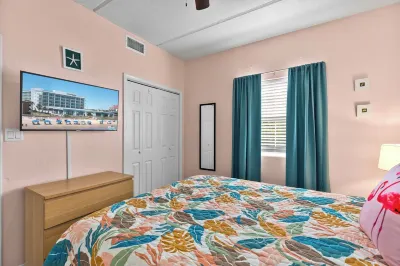 2 min walk to the beach, centrally located newly remodeled condo w/ BBQ Grill