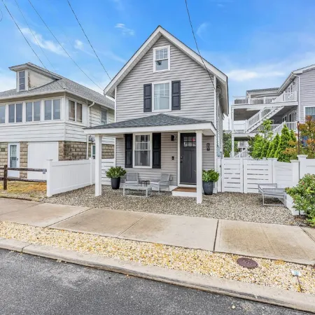 Seaside 2BR & 1.5BA, Walk to Beach & Badges