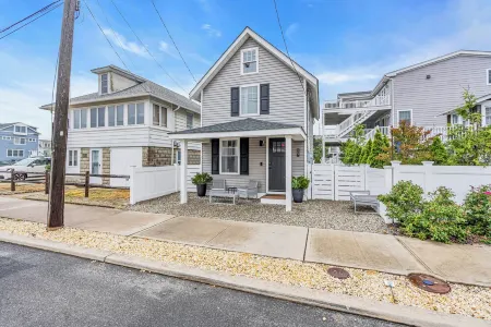 Seaside 2BR & 1.5BA, Walk to Beach & Badges