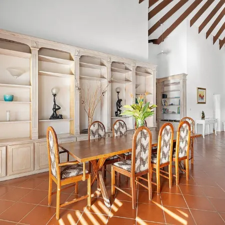 4 Bedroom, 4 bathroom Villa on the Beach