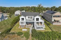 Spacious 7-bedroom house with WiFi and AC in fabulous Pine Point Scarborough