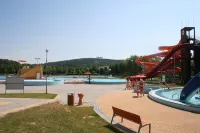 House (140m2, 3 large bedrooms), garden (800m2) fenced, great Hotel a Orfu