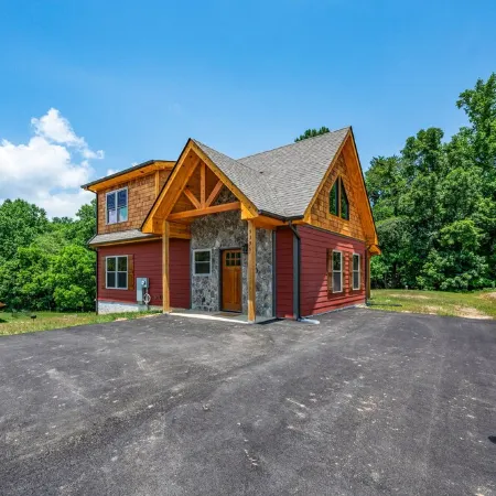 Hot tub cabin with fireplace, Smoky Mountain views, pet friendly, 10 min to Park
