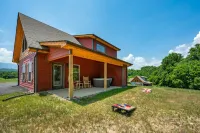 Hot tub cabin with fireplace, Smoky Mountain views, pet friendly, 10 min to Park