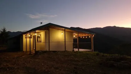 Cabaña en la Montaña Cerca del Parque Nacional Tapantí Orosi, Cartago Costa Rica Отели в г. Параисо