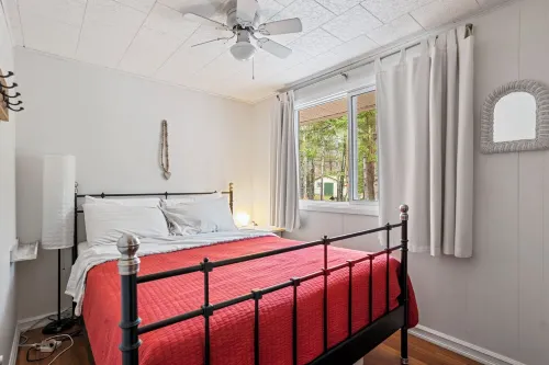 Kanata House - Charming Lakeside Cottage