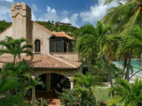 Luxurious 4 BR Beachfront Villa in Lower Peter Bay Hotels in Central