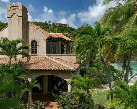 Luxurious 4 BR Beachfront Villa in Lower Peter Bay Hotels in Central