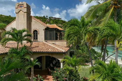 Luxurious 4 BR Beachfront Villa in Lower Peter Bay Hotels in Central