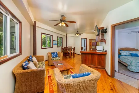 Luxurious Island home with private pool. Short walk to the beach. Отели в г. Запад Энд