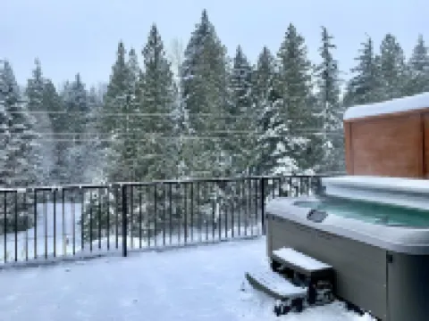 Hot Tub, 3 min to Resort, Fully Stocked Kitchen Complimentary Local Coffee