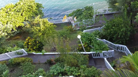 Sapphire Reef Villa, Ocean Front on a Protected Reef, Pool, Staffed, Private