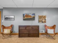 15 Min from Campus! Large 2BR Perfect for Groups! Hotels in Penn Township