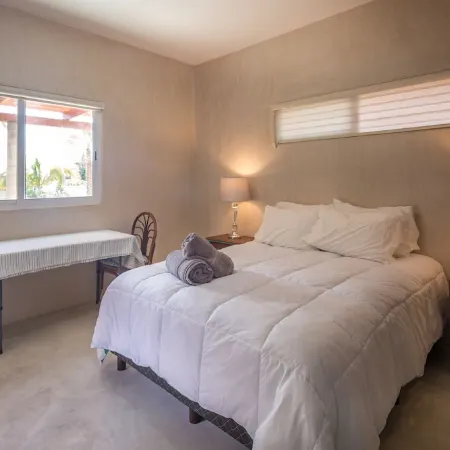 Studio: fast internet, kitchenette, walk to beach