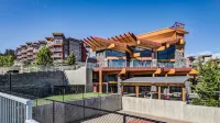 ONE BEDROOM CONDO WITH GORGEOUS LAKE VIEWS AND WORLD CLASS AMENITIES 딜워쓰 사커 공원 주변 호텔
