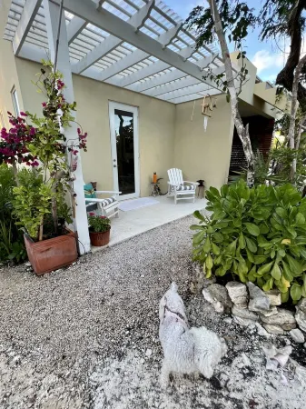 New private botanical villa on gated acre 5mins walk to beach