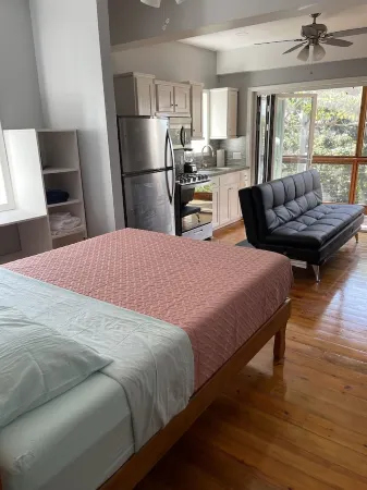 Boutique Condo, Anchor floor, 3 bdrm en-suite baths 120 step 2 beaches