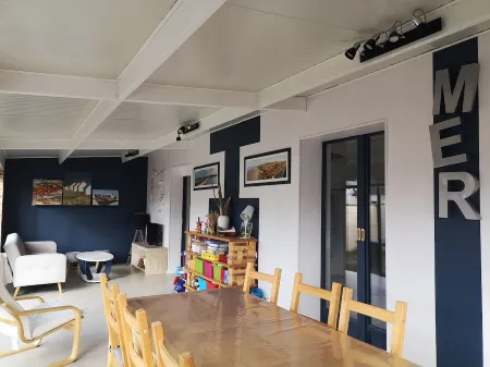 Ocean house 500 meters from the beach Отели в г. Пор-Бай-Сюр-Мер