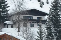 Very quiet, detached vacation home for up to eight people.