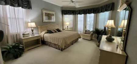 Luxury Naples home pool, beach, golf, club amenities