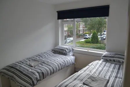 Nice 3 Bedroom\ 2 Bathroom House - Wimbledon - 22 mins to Central London