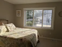 Lakeside cottage, steps away from the lake, perfect for family and friends