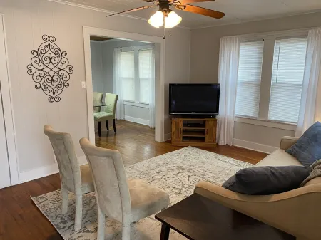 Home Town Getaway - 2 bed 1 bath home - close to town! Отели в г. Logan County