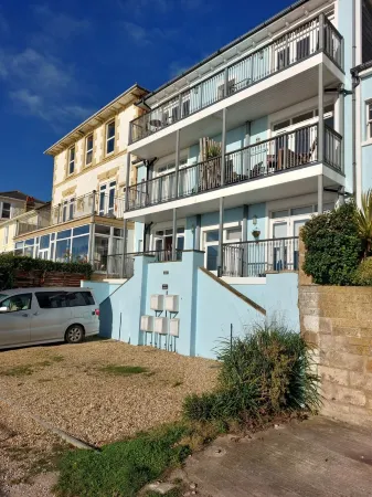 Beautiful modern 3 bedroom penthouse, a stone's throw from the beach.