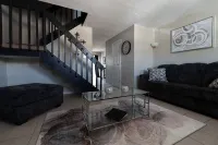 Charming 2-bedroom townhome with AC, WiFi in enchanting Aurora