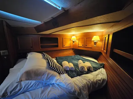 Unusual stopover in the heart of paimpol's harbour and town center Отели в г. Пемполь