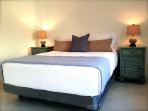 3 minutes to the beach! 1 Bedroom Condo near shopping and Dining