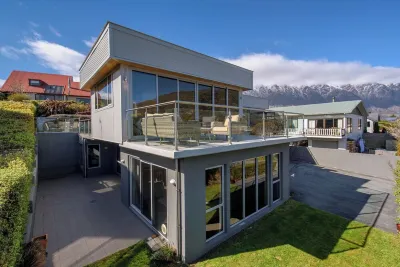 Lakeside Haven -a unique location, surrounded by beauty and amenities galore! Hotels in Frankton