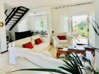 Villa Sécurisée dans un jardin calme avec piscine