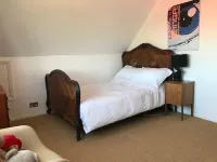 Marine Villa - stunning sea views above Freshwater Bay.. Hotel a 