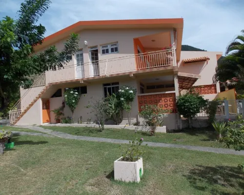 SEASONAL RENTAL IN VILLA WITH GARDEN - QUIET AREA - BEACH 300m Hoteles en Les Anses d'Arlet