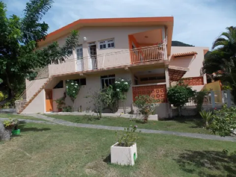 SEASONAL RENTAL IN VILLA WITH GARDEN - QUIET AREA - BEACH 300m Hotels in 