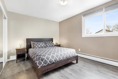 New Modern Condo | Steps from Rogers Place and Macewan University! Hôtels à : 