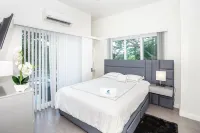 New modern condo 3 minute walk to West Bay Beach