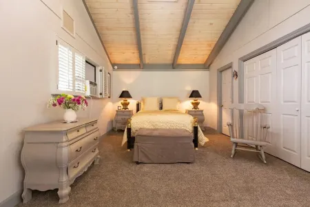 Secluded wine country retreat,  full kitchen