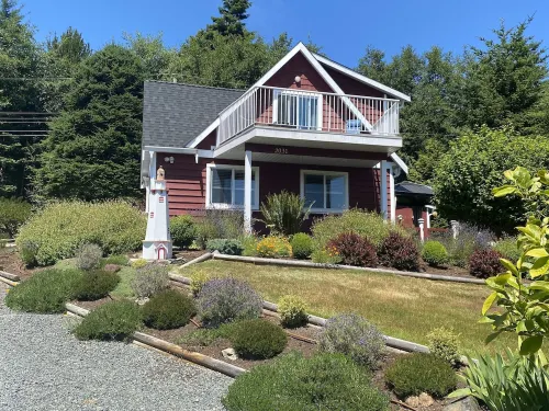 Cozy and Private West Coast Home