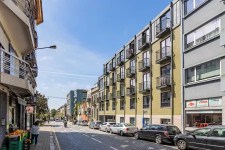 Porto Cozy & Design Apartment @ Santos Pousada w/ Parking Space